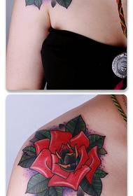 Mooi meisje rose tattoo op de schouder