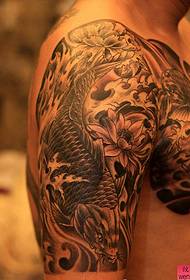 Motivo tatuaggio loto mezzo calamaro