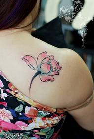 Imaxe tatuaxe de cor do ombreiro feminino