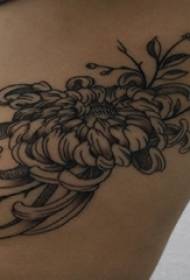 vita laterale delle ragazze sul punto nero spina semplice linea astratta pianta crisantemo tatuaggio immagine
