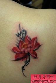 Épaule de beauté couleur tatouage lotus