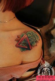 Lepi trikotniki in tetovaže vrtnic, priljubljeni na ramenih lepih žensk