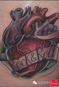 Spettacolo di tatuaggi, consiglia un tatuaggio sulla spalla