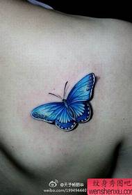 Immagine realistica stereoscopica 3D del modello del tatuaggio della farfalla della scapola