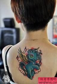 Modeli i tatuazheve njëbrirësh shumëngjyrëshe mbi shpatullat e gruas