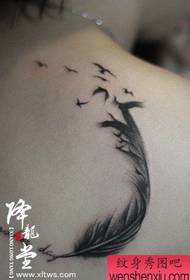 Exquisito patrón de tatuaje emplumado en el hombro