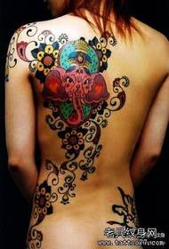 Modello tradizionale del tatuaggio del dio dell'elefante della spalla della donna