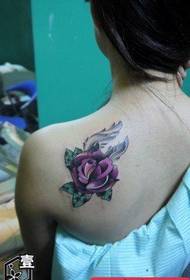 Ang kulay ng balikat na kulay rosas na tattoo