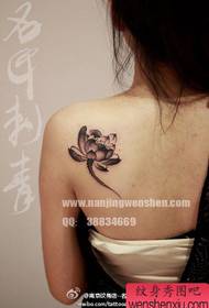 Le spalle posteriori delle ragazze sfoggiano un bellissimo modello di tatuaggio a loto a mano libera in bianco e nero