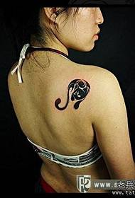 Vrouw schouder kat totem tattoo patroon