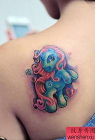 en kvinnas axel unicorn tatuering mönster