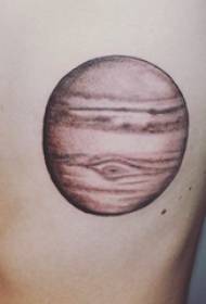 Elemento geométrico tatuaje niño cintura lateral negro gris planeta tatuaje foto