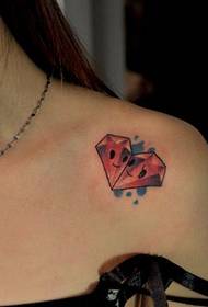 Девојка у боји рамена љубави дијамантски узорак тетоваже