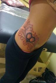 modello di tatuaggio di vite a forma di cuore a vita femminile