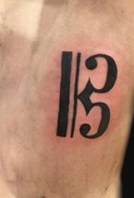 Tatuaggio design digitale vita laterale dello studente maschio sull'immagine creativa del tatuaggio digitale