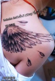 Wzór tatuażu żeńskich skrzydeł ramion
