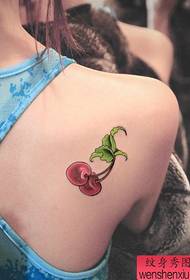 Kvinne skulder tilbake kirsebær tatoveringsmønster