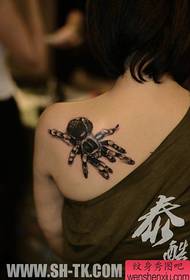 Kadın omuzlar popüler pop örümcek dövme deseni