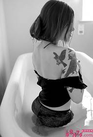 Skaistumkopšanas melnā un baltā plecu pūces tetovējums