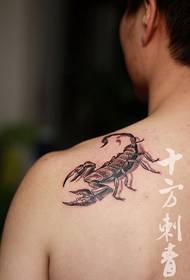 长沙十方刺青纹身秀图吧作品:肩部蝎子纹身