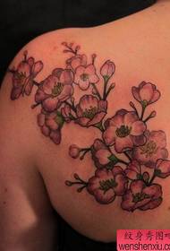 Motivo floreale a tatuaggio: modello di tatuaggio posteriore pesca