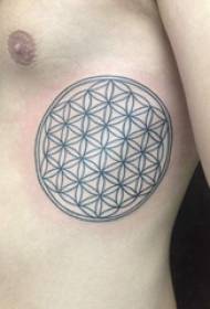 Tatuaggio a vita laterale maschio maschio a vita laterale sull'immagine geometrica nera del tatuaggio