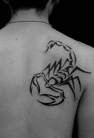 Pečiai atrodo gerai populiarus totemo skorpiono tatuiruotės modelis