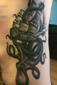 Chàng trai bên eo màu đen phác thảo bạch tuộc Hình xăm hình với thuyền buồm