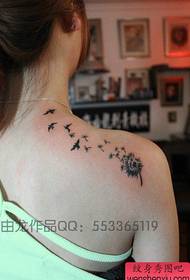 Sieviešu pleciem populārs klasiskais pienenes tetovējums