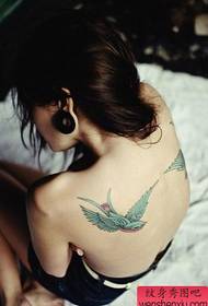Женска работа на рамото цвят лясто татуировка
