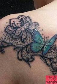 Ang pagpapakita ng tattoo, inirerekumenda ang isang balikat na butterfly rose tattoo