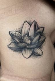 Side vyötärö Sanskritin lotus-tatuointi Naispuolisen tytön sivu vyötärö mustalla lotus-tatuoinnilla