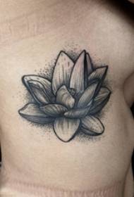 Seitliche Taille Sanskrit Lotus Tattoo Weibliche Mädchen seitliche Taille auf schwarzem Lotus Tattoo Bild