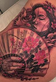 nuovo modello di tatuaggio a forma di fiore di ciliegio tradizionale con ventaglio di geisha laterale