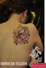 Knabinoj ŝultras belajn kaj popularajn tasojn kaj florajn tatuojn
