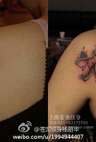 女孩的肩背時尚蝴蝶結紋身圖案