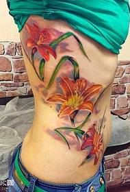 patrón de tatuaje de flor de lirio de cintura