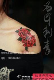 Nagyon népszerű rózsa tetoválás minta a lány vállán