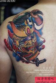 Un modello di tatuaggio samurai giapponese con una spalla fresca