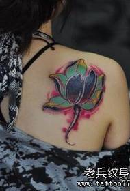 Dievčenské ramená vyzerajú dobre s farebným lotosovým tetovaním