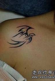 Ljepota tetovaža za gutanje na ramenima