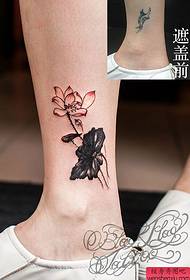 Tatoeageshow, beveel een tattoo-patroon van de lotus van het kalf van de dekking aan
