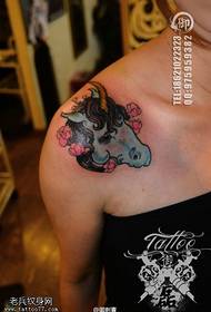 Ženska tetovaža konja u boji ramena