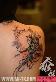 Meisjes schouders mooie populaire vogel en roos tattoo patroon