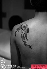 prekrasna klasična vražja ljepota tetovaža na ramenu