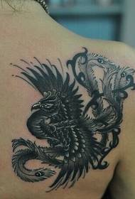 Patrón de tatuaje de fénix blanco y negro de hombro femenino