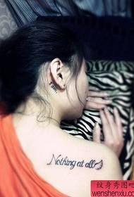 Kvinne skulderbrev tatoveringsarbeid
