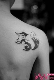 Tatuaj creativ pe umăr de vulpe alb-negru