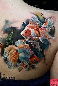 Gambar pertunjukan tato merekomendasikan pola tato ikan mas warna bahu