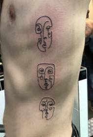 Alternativt tatueringsmönster, manlig karaktär, svart tatuering på sidan av flickan
